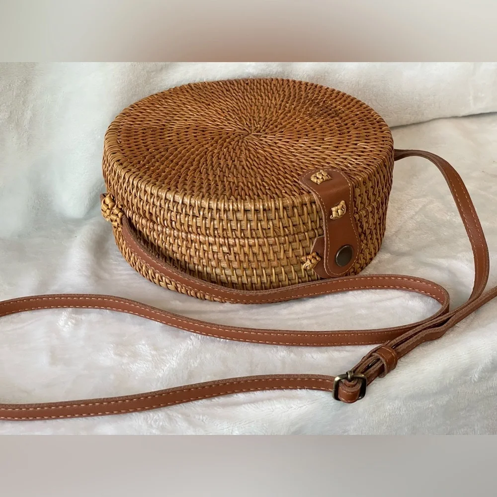 Summer handwoven Rattan circle purse crossbody boho fun and super cute beach - Picture 3 of 13